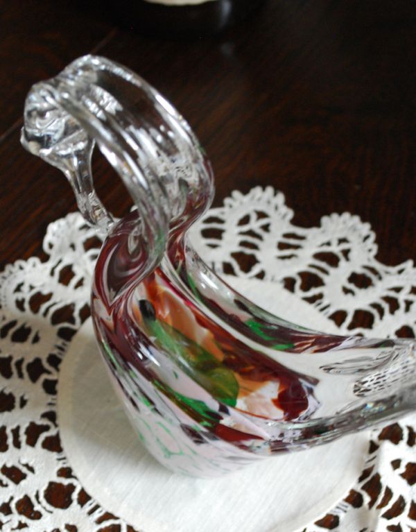 オブジェ、ベル　アンティーク雑貨　ワンポイントにグリーンが入ったスワンオブジェ、アンティークのプレスドグラス。上から見るとこんな感じです。(pg-2874)