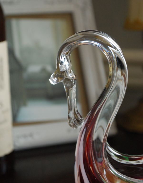 オブジェ、ベル　アンティーク雑貨　ワンポイントにグリーンが入ったスワンオブジェ、アンティークのプレスドグラス。しなやかなラインが美しい、優雅なスワンです。(pg-2874)