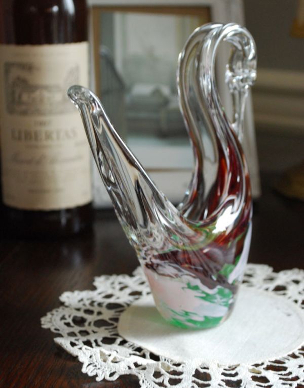 オブジェ、ベル　アンティーク雑貨　ワンポイントにグリーンが入ったスワンオブジェ、アンティークのプレスドグラス。後ろ姿も優雅です。(pg-2874)