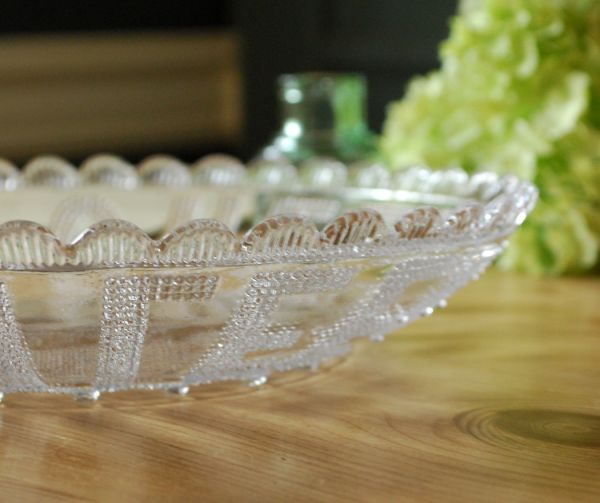 プレート、ケーキスタンド　アンティーク雑貨　1837-1887アンティークのコロネーションプレート（ディッシュプレート）。縁どりには、お花のようなフリルがデザインされていています。(pg-2875)