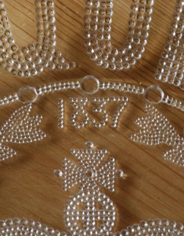 プレート、ケーキスタンド　アンティーク雑貨　1837-1887アンティークのコロネーションプレート（ディッシュプレート）。美しい装飾の中に1837年のナンバーがあります。(pg-2875)