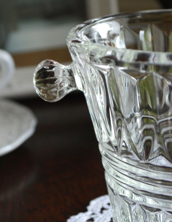 アンティーク雑貨　アンティークガラスの雑貨、キレイなフラワーベース（花器）プレスドグラス。アンティークのため、多少の欠け・傷がある場合がありますが、使用上問題はありませんので、ご了承下さい。(pg-2879)