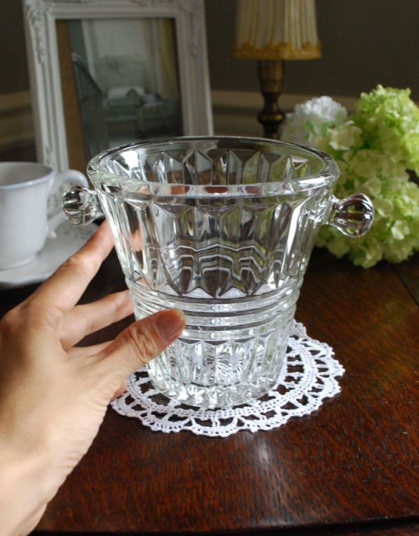 アンティーク雑貨　アンティークガラスの雑貨、キレイなフラワーベース（花器）プレスドグラス。飾るだけで絵になる美しさ。(pg-2879)