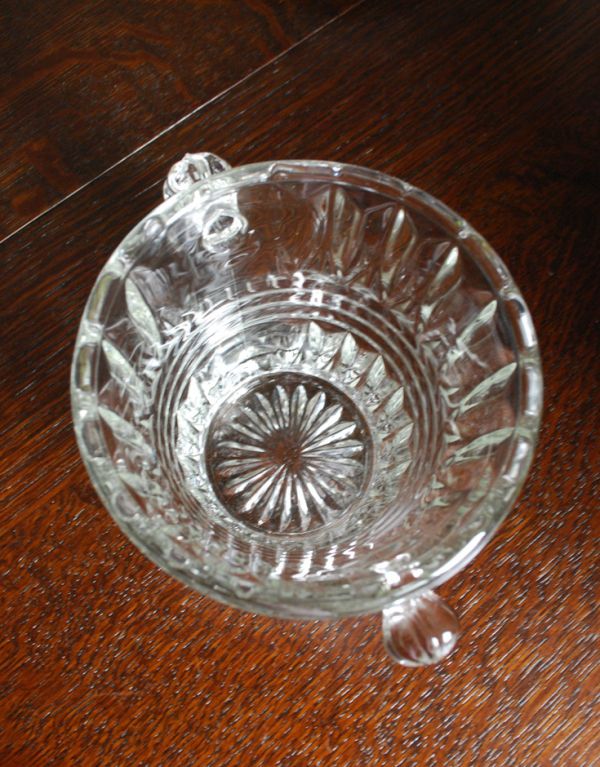 アンティーク雑貨　アンティークガラスの雑貨、キレイなフラワーベース（花器）プレスドグラス。上から見るとこんな感じです。(pg-2879)