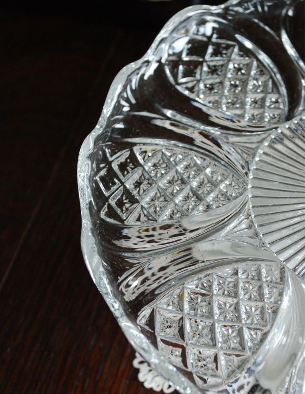 プレート、ケーキスタンド　アンティーク雑貨　ガラスのケーキスタンド（コンポート）、アンティークプレスドグラス。アンティークのため、多少の欠け・傷がある場合がありますが、使用上問題はありませんので、ご了承下さい。(pg-2882)