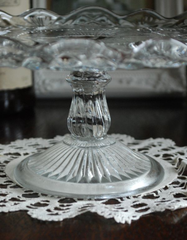 プレート、ケーキスタンド　アンティーク雑貨　ガラスのケーキスタンド（コンポート）、アンティークプレスドグラス。安定感のある土台です。(pg-2882)