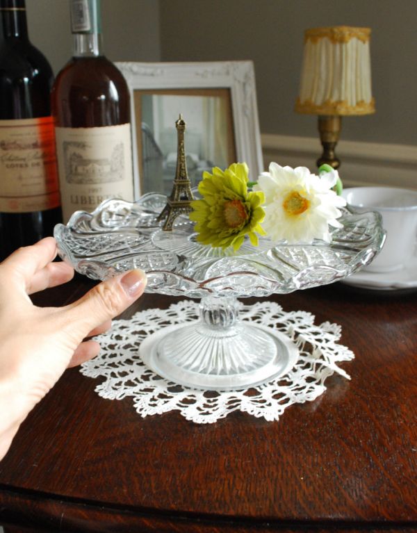 プレート、ケーキスタンド　アンティーク雑貨　ガラスのケーキスタンド（コンポート）、アンティークプレスドグラス。テーブルを優雅に彩るケーキスタンドです。(pg-2882)