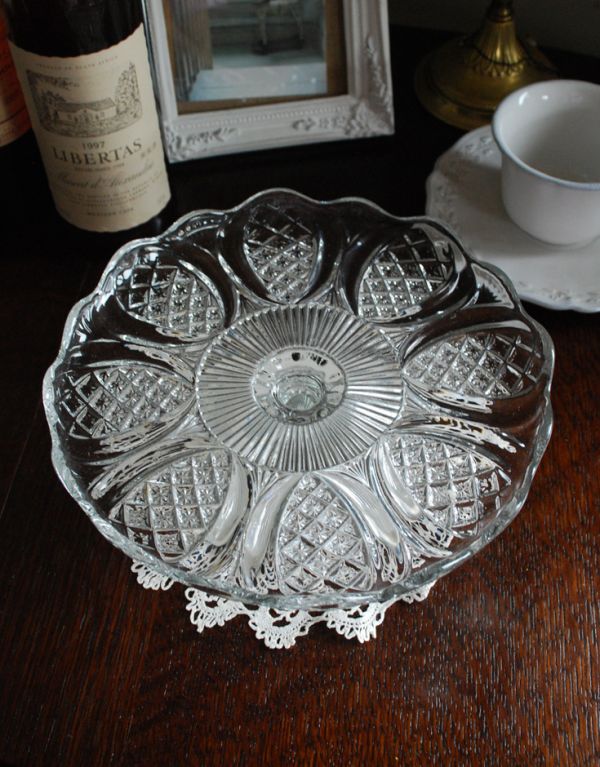 プレート、ケーキスタンド　アンティーク雑貨　ガラスのケーキスタンド（コンポート）、アンティークプレスドグラス。上から見ても美しいデザインです。(pg-2882)