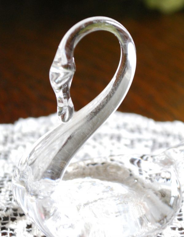 オブジェ、ベル　アンティーク雑貨　小さくて可愛いスワンのオブジェ　アンティーク プレスドグラス。しなやかなラインが美しい、優雅なスワンです。(pg-2883)