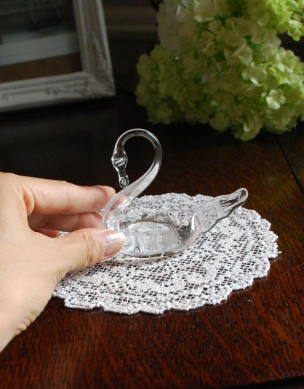 オブジェ、ベル　アンティーク雑貨　小さくて可愛いスワンのオブジェ　アンティーク プレスドグラス。どこにディスプレイしても美しいスワンのオブジェです。(pg-2883)