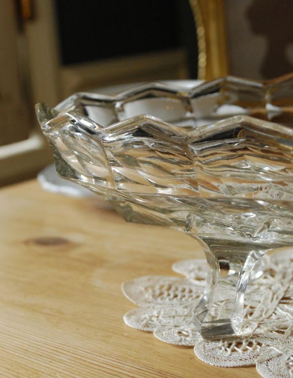 プレート、ケーキスタンド　アンティーク雑貨　可愛い脚の付いたガラスボール、アンティークプレスドグラス。アンティークのため、多少の欠け・傷がある場合がありますが、使用上問題はありませんので、ご了承下さい。(pg-2884)