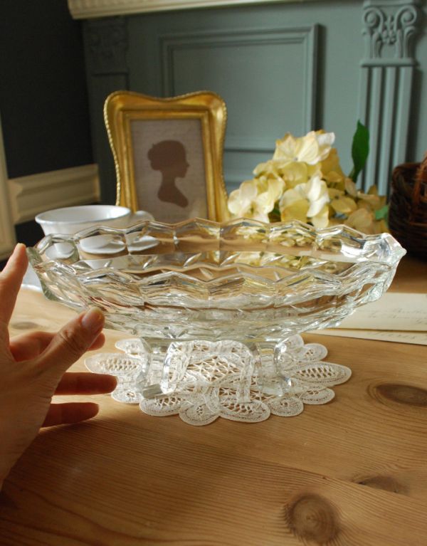 プレート、ケーキスタンド　アンティーク雑貨　可愛い脚の付いたガラスボール、アンティークプレスドグラス。テーブルを優雅に彩るガラスボウルです。(pg-2884)