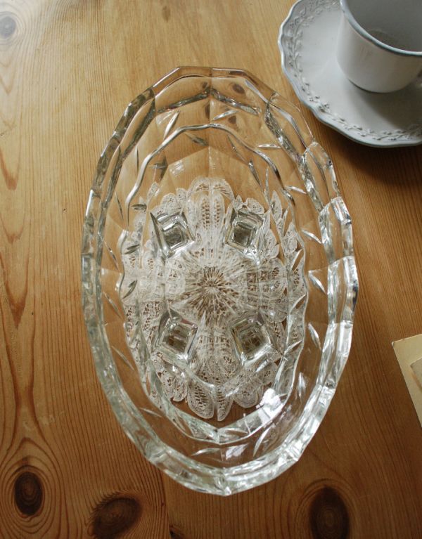 プレート、ケーキスタンド　アンティーク雑貨　可愛い脚の付いたガラスボール、アンティークプレスドグラス。上から見ても美しいデザインです。(pg-2884)