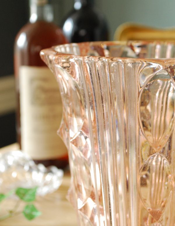 フラワーベース　アンティーク雑貨　サーモンピンクのフラワーベース（花器）アンティーク プレスドグラス　。アンティークのため、多少の欠け・傷がある場合がありますが、使用上問題はありませんので、ご了承下さい。(pg-2885)