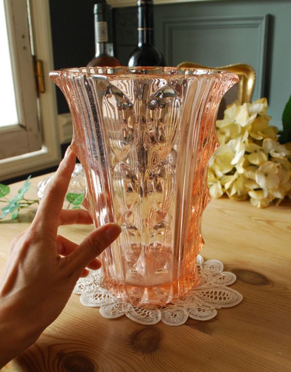 フラワーベース　アンティーク雑貨　サーモンピンクのフラワーベース（花器）アンティーク プレスドグラス　。飾るだけで絵になる美しさ。(pg-2885)