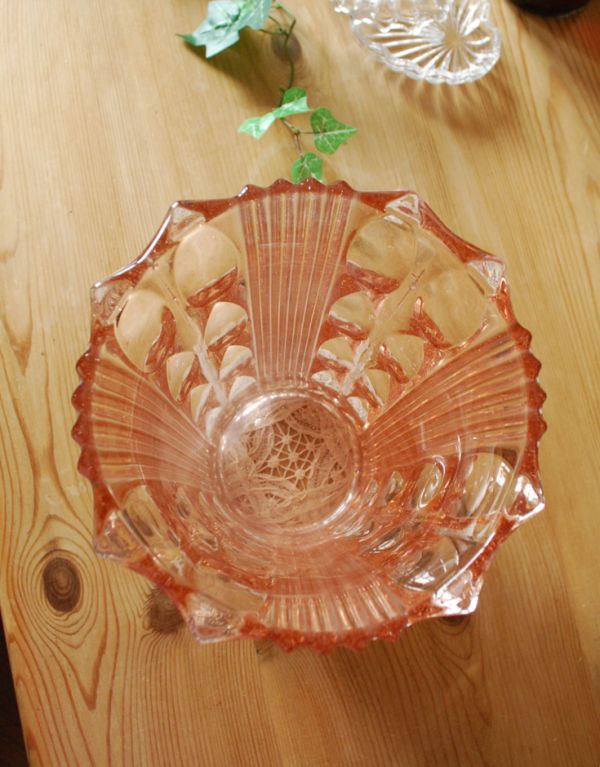 フラワーベース　アンティーク雑貨　サーモンピンクのフラワーベース（花器）アンティーク プレスドグラス　。上から見るとこんな感じです。(pg-2885)