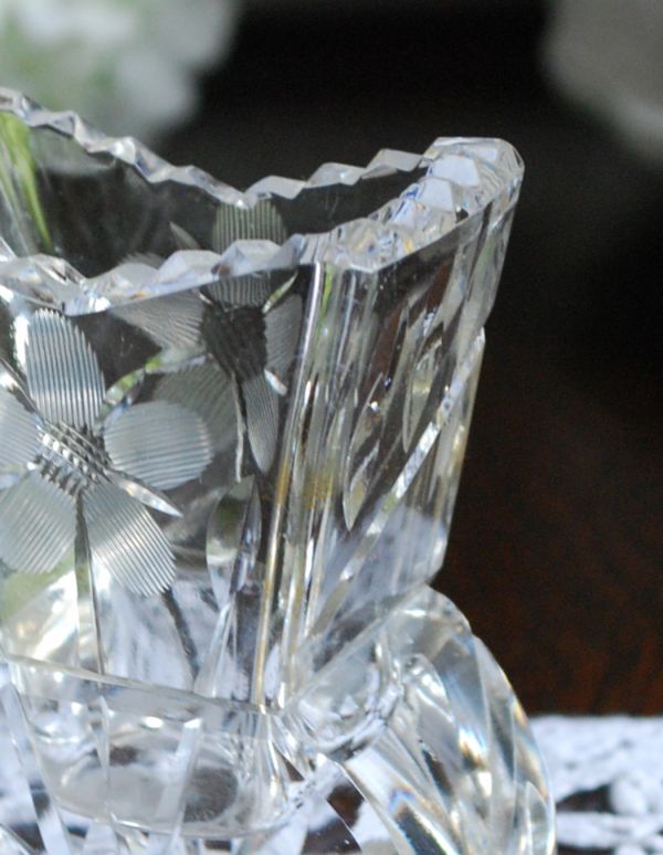 フラワーベース アンティーク雑貨 お花がワンポイントで付いた、人気の1輪挿し、アンティークのプレスドグラス(花瓶)。アンティークのため、多少の欠け・傷がある場合がありますが、使用上問題はありませんので、ご了承下さい。(pg-2891)