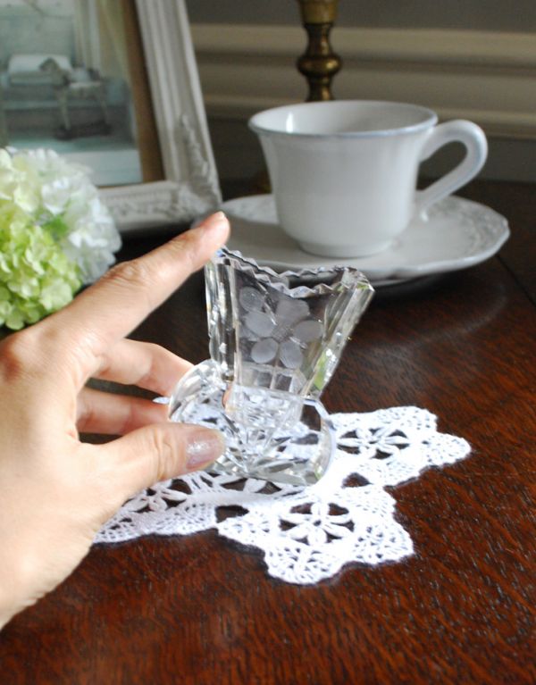 フラワーベース アンティーク雑貨 お花がワンポイントで付いた、人気の1輪挿し、アンティークのプレスドグラス(花瓶)。美しいカッティングは飾るだけで絵になります。(pg-2891)