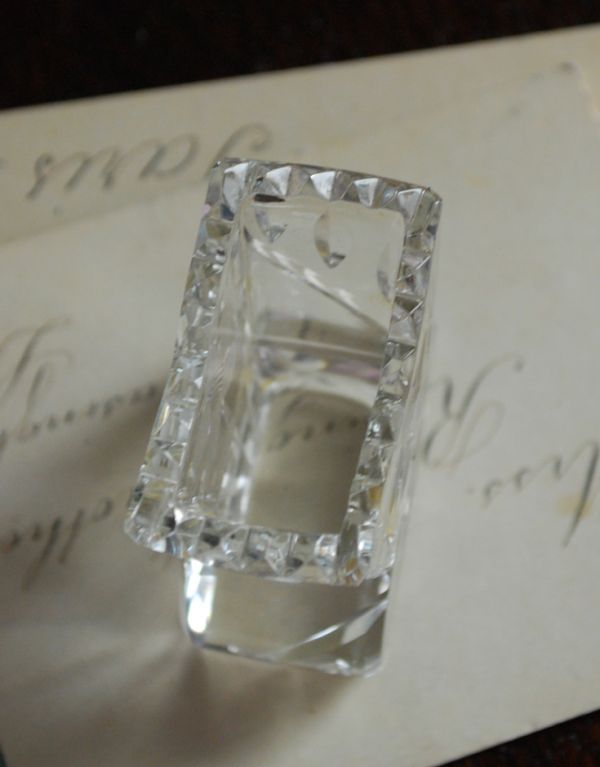 フラワーベース アンティーク雑貨 お花がワンポイントで付いた、人気の1輪挿し、アンティークのプレスドグラス(花瓶)。上から見るとこんな感じです。(pg-2891)