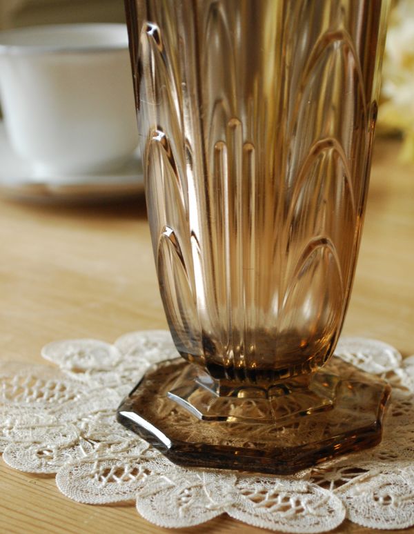 アンティーク雑貨　ブラウンのカラーガラスのフラワーベース、アンティークプレスドグラス。アンティークのため、多少の欠け・傷がある場合がありますが、使用上問題はありませんので、ご了承下さい。(pg-2895)