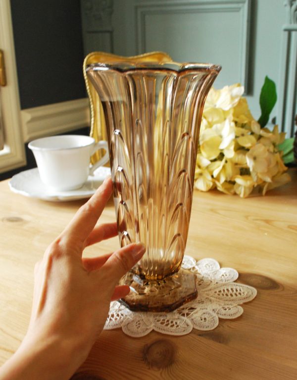 アンティーク雑貨　ブラウンのカラーガラスのフラワーベース、アンティークプレスドグラス。飾るだけで絵になる美しさです。(pg-2895)