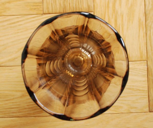 アンティーク雑貨　ブラウンのカラーガラスのフラワーベース、アンティークプレスドグラス。上から見るとこんな感じです。(pg-2895)