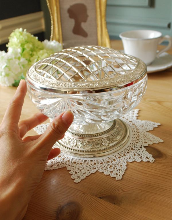 フラワーベース アンティーク雑貨 イギリスから到着したアンティーク雑貨、お花を楽しむガラスボウル(花器)。お花を素敵に魅せてくれます。(pg-2902)