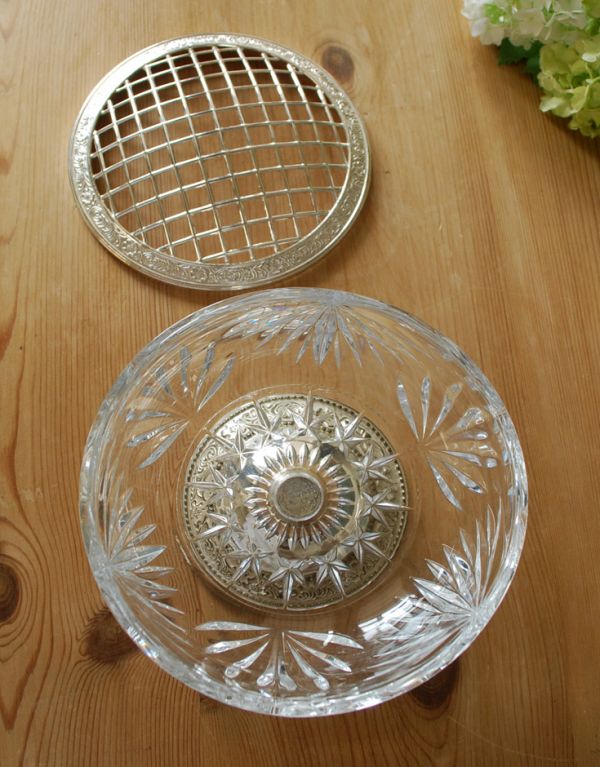 フラワーベース アンティーク雑貨 イギリスから到着したアンティーク雑貨、お花を楽しむガラスボウル(花器)。フタは簡単に外れます。(pg-2902)