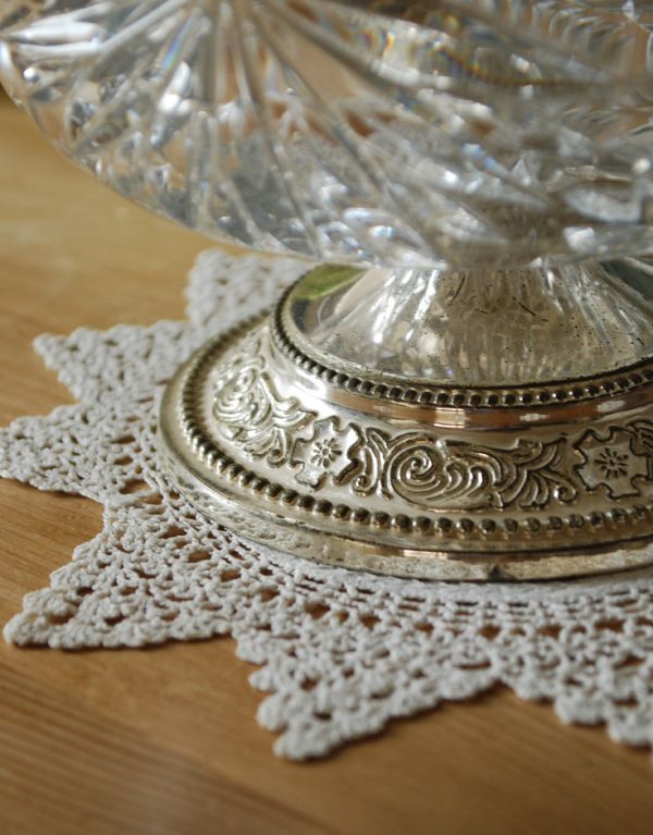 フラワーベース アンティーク雑貨 イギリスから到着したアンティーク雑貨、お花を楽しむガラスボウル(花器)。土台にもお花の装飾が付いています。(pg-2902)