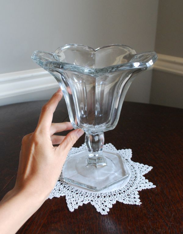 フラワーベース　アンティーク雑貨　ガラスの花瓶（フラワーベース）、キレイなアンティーク雑貨。飾るだけで絵になる美しさ。(pg-2906)