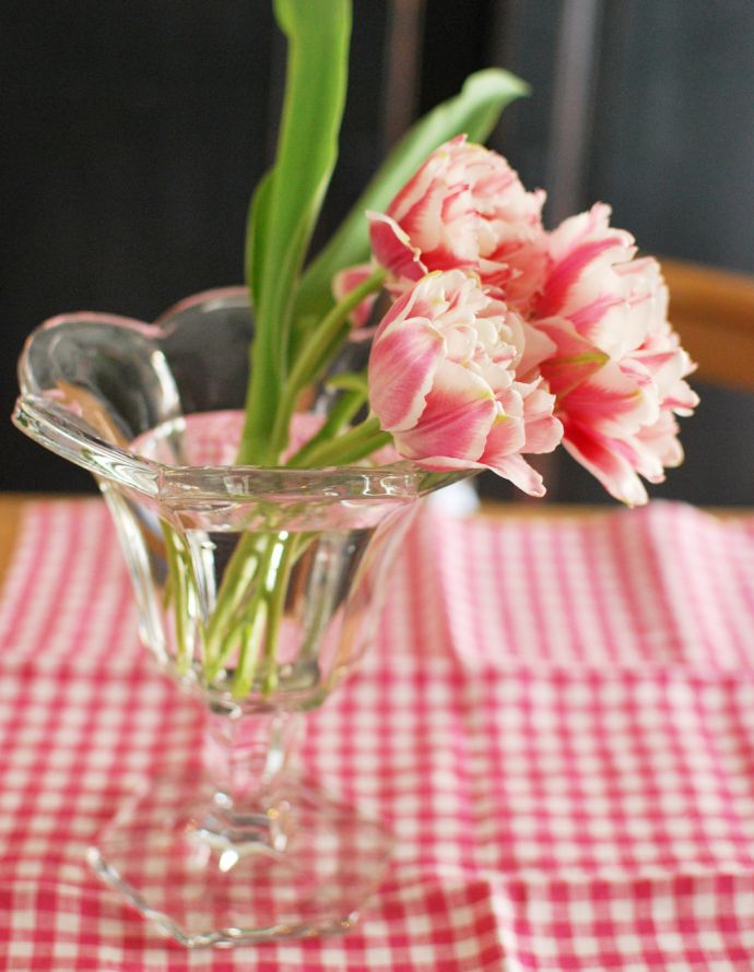 フラワーベース　アンティーク雑貨　ガラスの花瓶（フラワーベース）、キレイなアンティーク雑貨。アンティークのため、多少の欠け・傷がある場合がありますが、使用上問題はありませんので、ご了承下さい。(pg-2906)