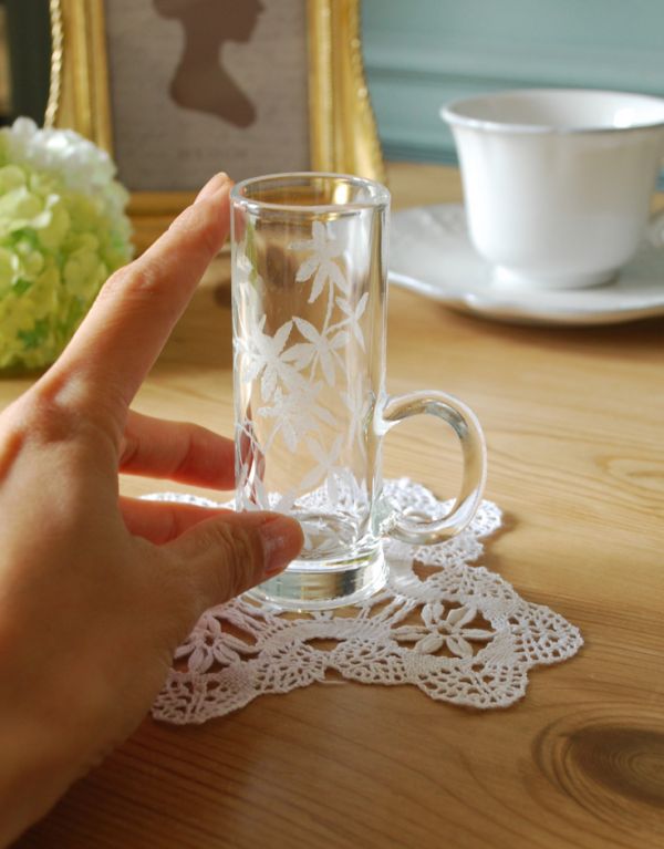 アンティーク雑貨　お花が散りばめられた、人気の１輪挿し、アンティークのプレスドグラス（花瓶）。窓辺やデスクの上に置くだけで華やかになります。(pg-2910)