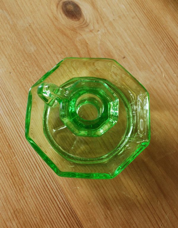 オブジェ、ベル　アンティーク雑貨　アンティークのガラス雑貨、グリーン色のキャンドルスタンド（ロウソク立て）。どんなキャンドルも素敵に魅せてくれるデザインです。(pg-2911)