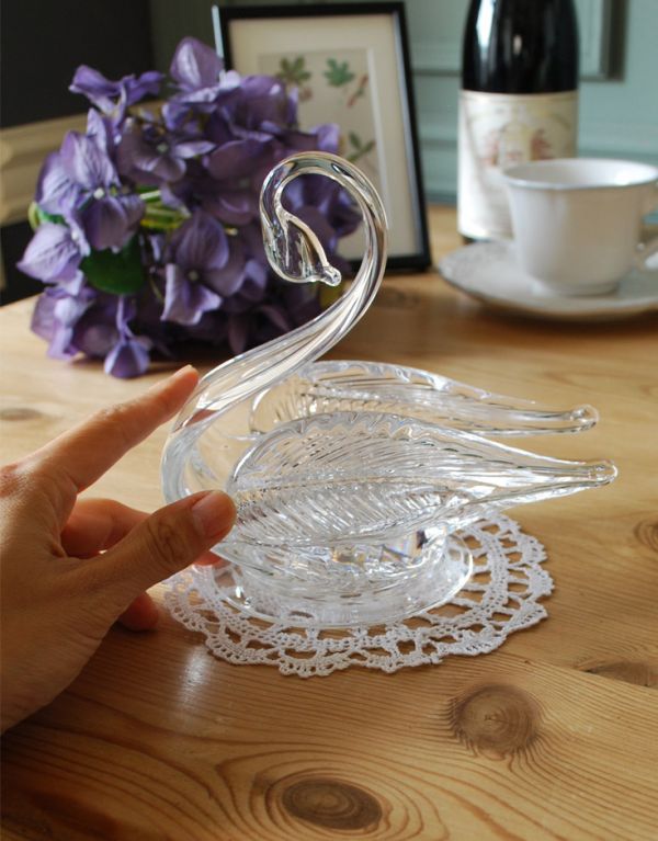 優雅なシルエット・・・ガラスのスワン（白鳥）のオブジェ