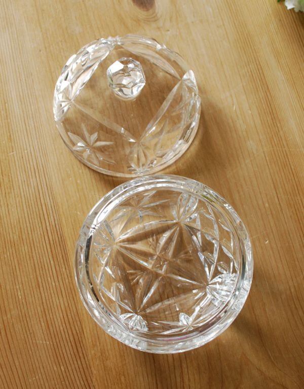 アンティーク雑貨　クリアガラスのアンティーク雑貨、小さな小物入れ（ガラスケース）。上から見るとこんな感じです。(pg-2918)