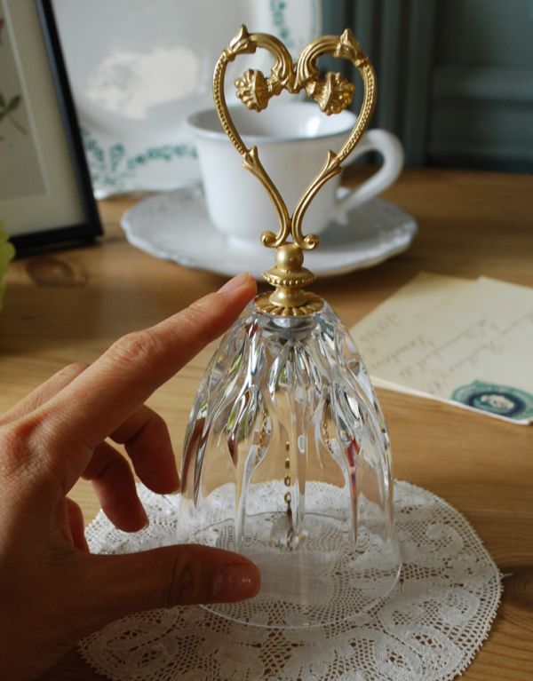 アンティーク雑貨　２つの素材が使われたガラスベル、アンティークプレスドグラス。お部屋のどこに置いても素敵なインテリアになります。(pg-2921)