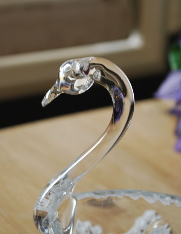 アンティーク雑貨　お花まで付いた優雅なスタイルのスワンのオブジェ、アンティーク雑貨。アンティークのため、多少の欠け・傷がある場合がありますが、使用上問題はありませんので、ご了承下さい。(pg-2925)