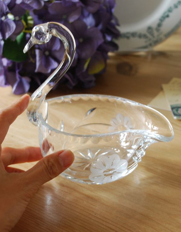 アンティーク雑貨　お花まで付いた優雅なスタイルのスワンのオブジェ、アンティーク雑貨。どこにディスプレイしても美しいスワンのオブジェです。(pg-2925)