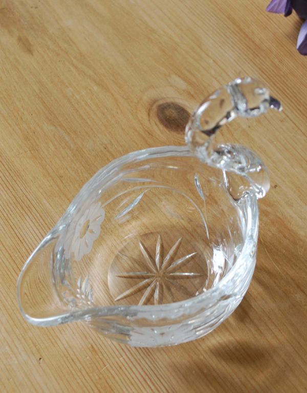 アンティーク雑貨　お花まで付いた優雅なスタイルのスワンのオブジェ、アンティーク雑貨。上から見るとこんな感じ。(pg-2925)