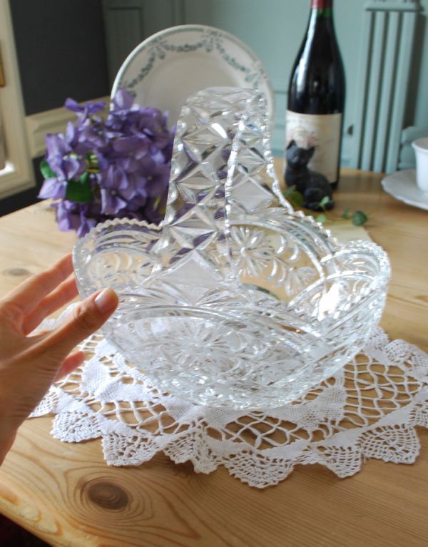 デザートグラス、ボウル(器) アンティーク雑貨 アンティークプレスドグラス、お花のカッティングが美しいガラスのバスケット。可愛いフラワーベースとしても使って頂けます。(pg-2926)