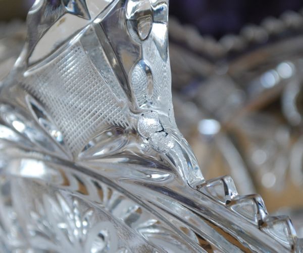 デザートグラス、ボウル(器) アンティーク雑貨 アンティークプレスドグラス、お花のカッティングが美しいガラスのバスケット。アンティークのため、多少の欠け・傷がある場合がありますが、使用上問題はありませんので、ご了承下さい。(pg-2926)