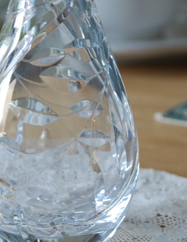 フラワーベース アンティーク雑貨 ふんわりしたシルエットが可愛いプレスドグラス、小ぶりなフラワーベース(1輪挿し)。アンティークのため、多少の欠け・傷がある場合がありますが、使用上問題はありませんので、ご了承下さい。(pg-2933)