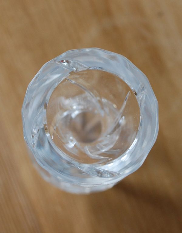 フラワーベース アンティーク雑貨 ふんわりしたシルエットが可愛いプレスドグラス、小ぶりなフラワーベース(1輪挿し)。上から見るとこんな感じです。(pg-2933)
