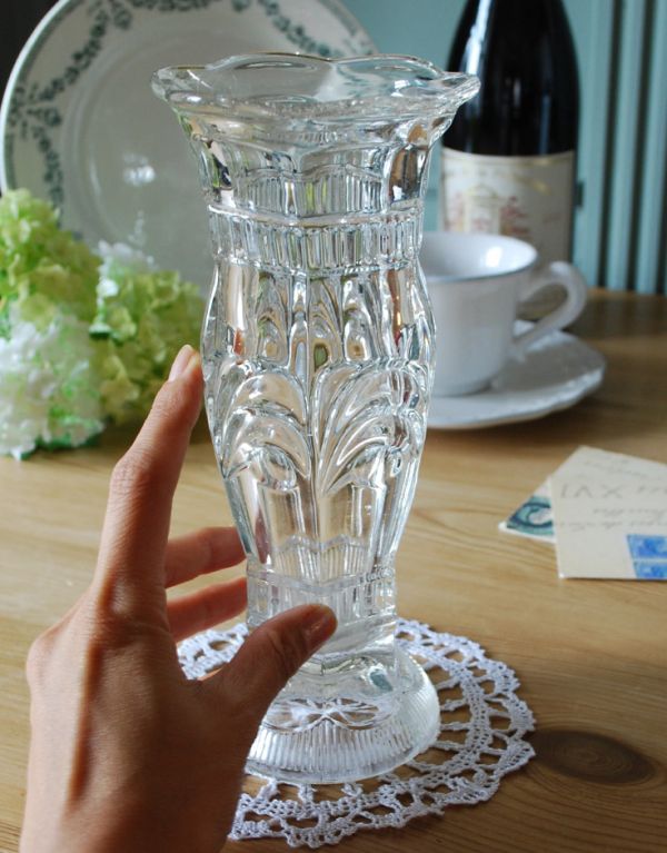 フラワーベース　アンティーク雑貨　シルエットが華やかなフラワーベース、アンティークプレスドグラス（花瓶）。飾るだけで絵になる美しさ。(pg-2936)