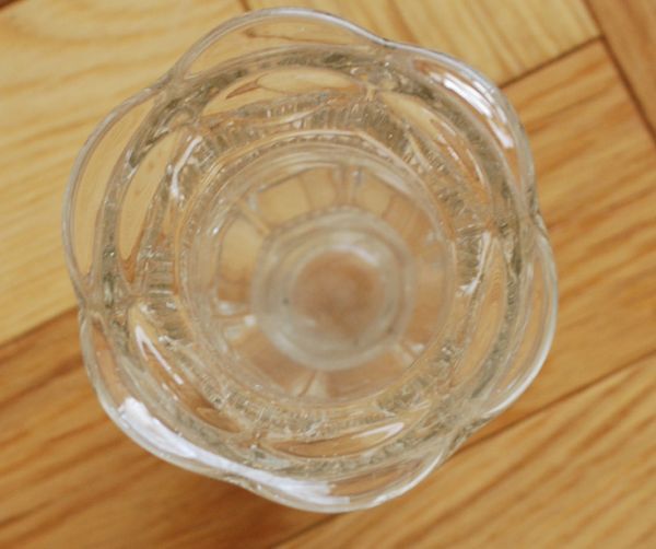 フラワーベース　アンティーク雑貨　シルエットが華やかなフラワーベース、アンティークプレスドグラス（花瓶）。上から見るとこんな感じです。(pg-2936)