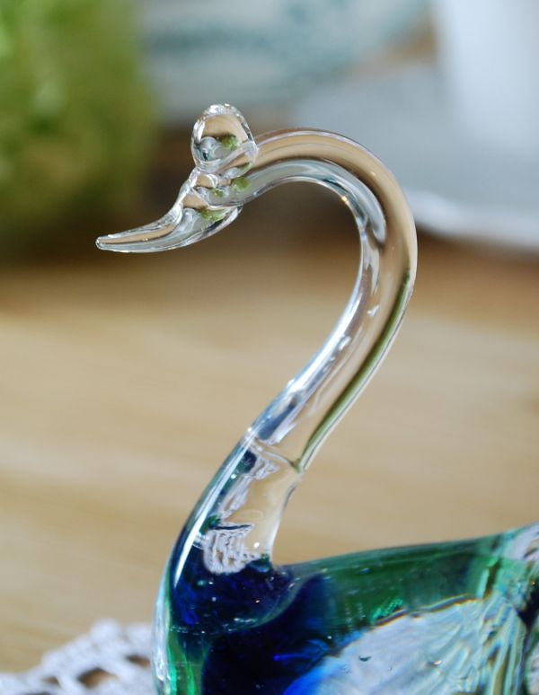 オブジェ、ベル　アンティーク雑貨　グラデーションのキレイなスワンオブジェ、アンティークのプレスドグラス。しなやかなラインが美しい、優雅なスワンです。(pg-2937)