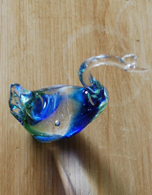 オブジェ、ベル　アンティーク雑貨　グラデーションのキレイなスワンオブジェ、アンティークのプレスドグラス。上から見るとこんな感じです。(pg-2937)