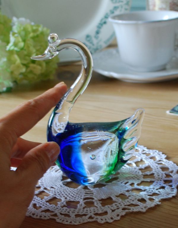 オブジェ、ベル　アンティーク雑貨　グラデーションのキレイなスワンオブジェ、アンティークのプレスドグラス。どこにディスプレイしても美しいスワンのオブジェです。(pg-2937)