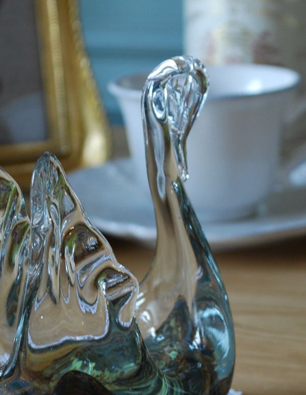 色も姿も美しい・・・ガラスのスワン（白鳥）のオブジェ、アンティーク