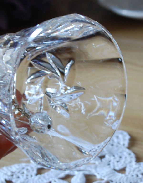 アンティーク雑貨 お花のカッティングが可愛いガラスのディナーベル、イギリスのアンティーク雑貨。澄んだ音色が楽しめます。(pg-2946)